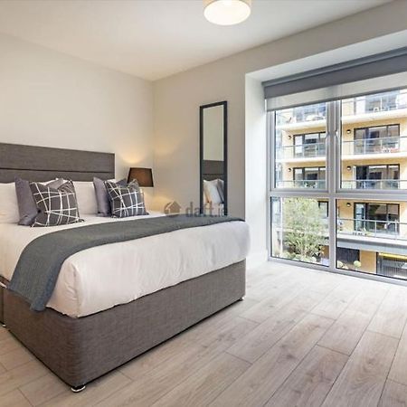 Modern Sandyford Bedroom Extérieur photo