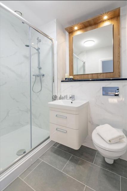 Modern Sandyford Bedroom Extérieur photo